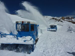 Großglockner Hochalpenstraße Schneeräumung 20 April 2015 01.jpg