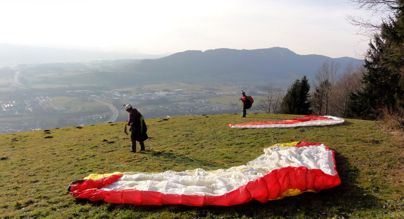 Datei:Paragleiter-Startplatz am Mondseeberg.jpg