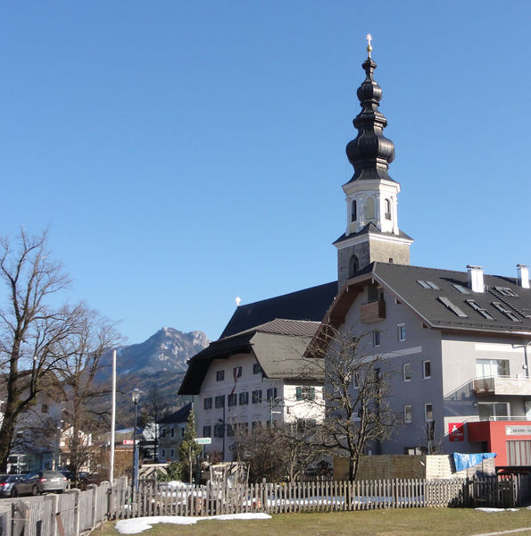 Datei:Pfarrkirche Thalgau mit Schoberblick.jpg