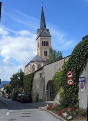 Radstadt, Stadtmauer mit Kirche.jpg