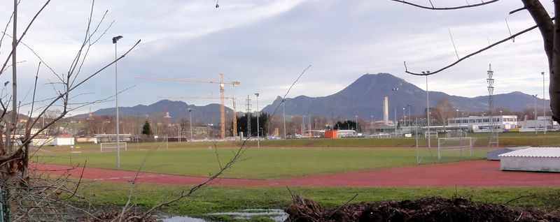 Datei:Sportgelände am Salzachsee.jpg