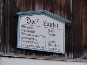 Alte Ortsinschrift in Lauter.JPG