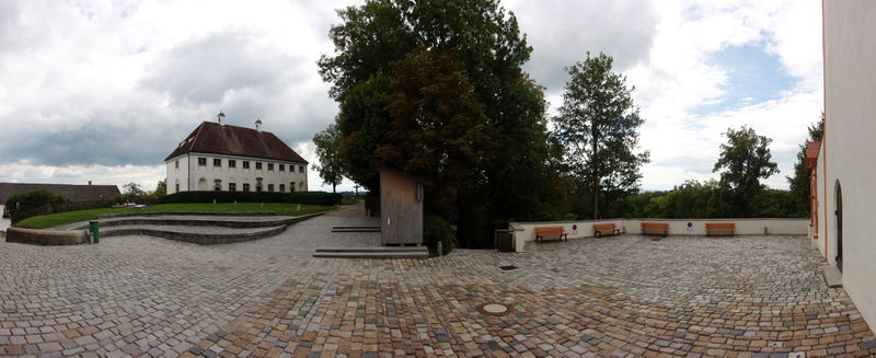 Datei:Andechs, Kirchenplatz.jpg