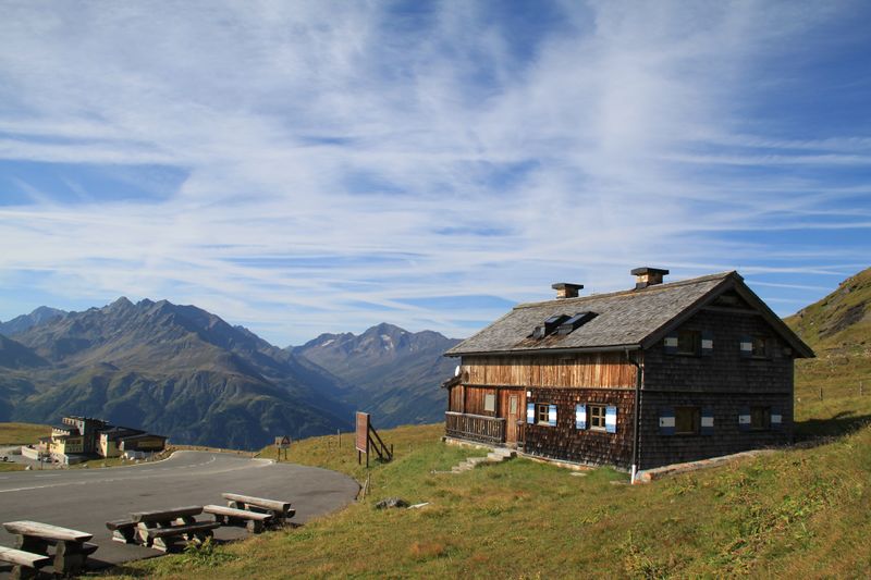 Datei:Berghütte Mesenaten.jpg