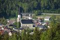 Kirche und Kreuzkapelle, Perspektive vom Hausstattweg.JPG