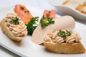 Lachsstreichwurst Grüll Fischhandel.jpg