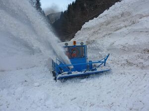 Grossglockner Hochalpenstrasse Schneeraeumung 2013 11.jpg
