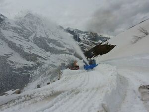 Grossglockner Hochalpenstrasse Schneeraeumung 2014 Nordseite 08 April 05.jpg
