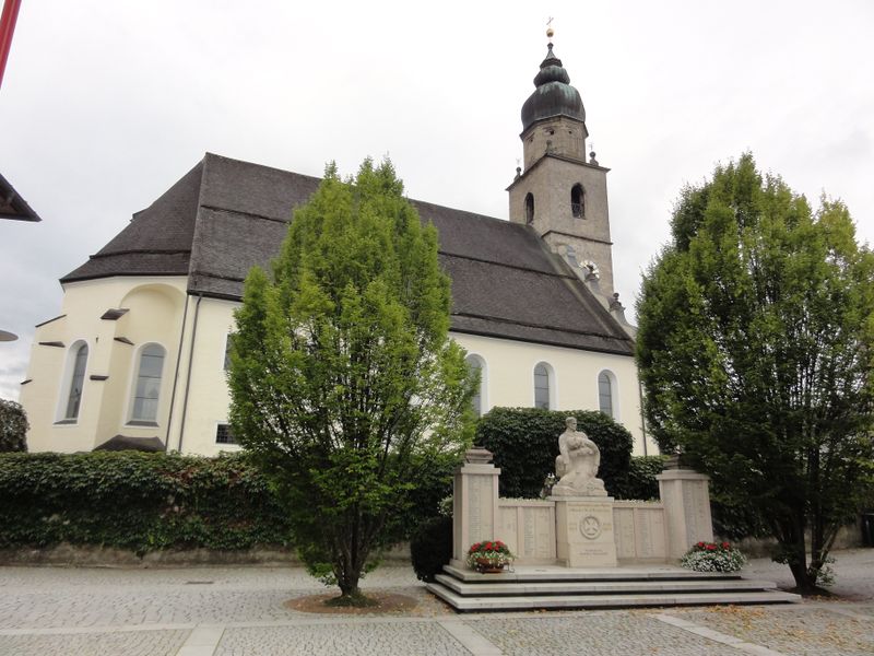 Datei:Kriegerdenkmal in Seekirchen.jpg