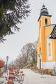 St. Pankraz-Kirche mit Gastgarten.JPG