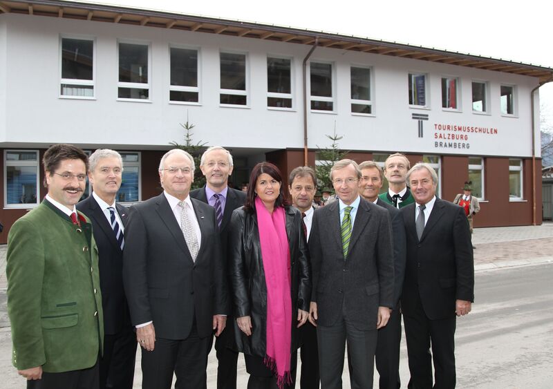 Datei:Tourismusschule Bramberg Eröffnung 2011.jpg