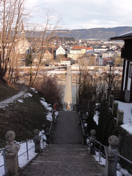 Datei:Blick von der Kalvarienbergstiege zum Europaasteg.JPG
