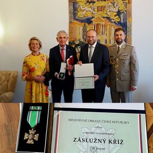 Ehrung in der Tschechischen Botschaft in Wien, Beatrix Bucek-Mayer, KR Anton Bucek, Botschafter Dr. Jiri Sitler, Oberst Michal Capek.jpg