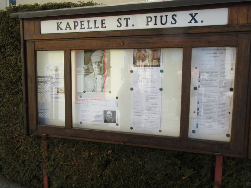 Datei:Infotafel beim Zugang zur Kapelle.JPG