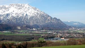 Urstein mit Untersberg.jpg