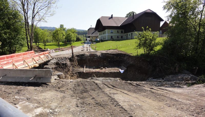 Datei:Brückenneubau über die Fuschler ache.JPG