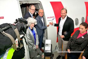 Lauda-Airbus auf den Namen Salzburg getauft 07.jpg