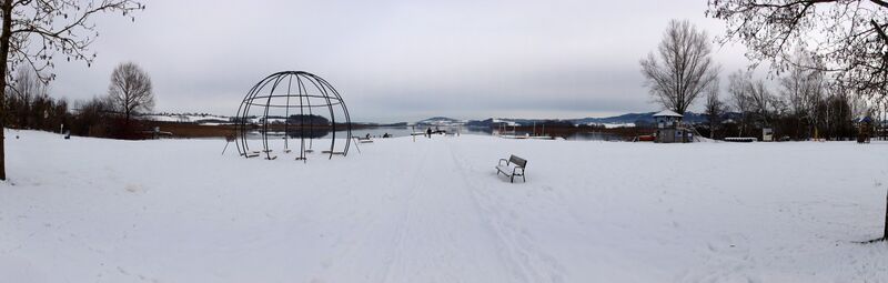 Datei:Strandbad Seekirchen, Winteraufnahme .jpg