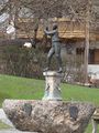 Aperschnalzerdenkmal vor dem Rathaus in Saaldorf im Rupertiwinkel.jpg