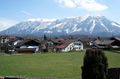 Aussicht von der Laurentiuskirche in Mauthausen nach Osten über das Tal der Saalach auf den Untersberg.jpg