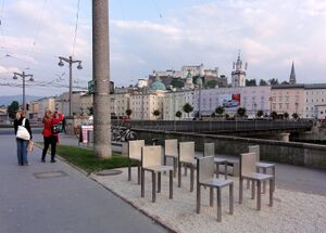 Ausstellung an der Staaatsbrücke, April 2011.jpg