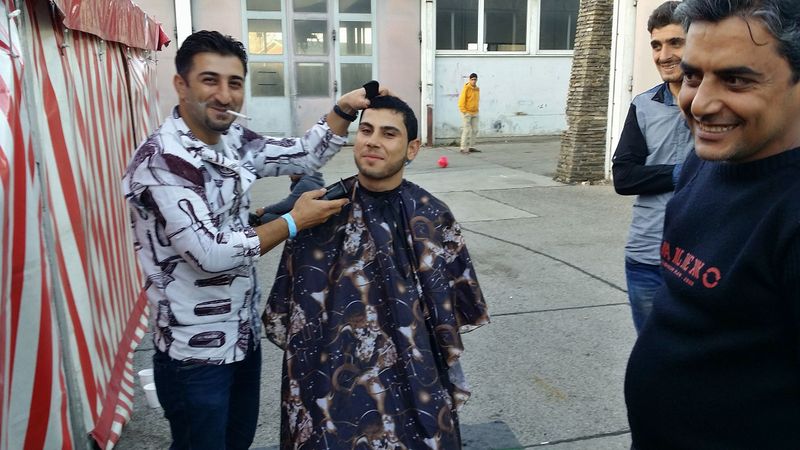 Datei:Camp AsfinagAutobahnmeisterei Flüchtlinge friseur.jpg