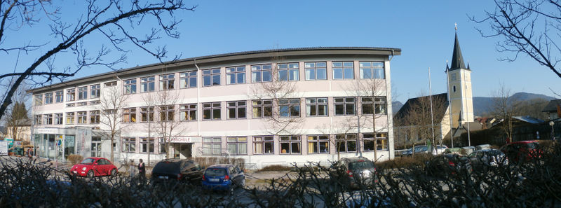Datei:Musik-Mittelschule u. Volksschule in Henndorf.JPG