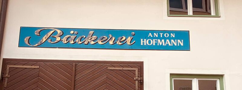 Datei:Bäckerei Hofmann Firmenschild.jpg