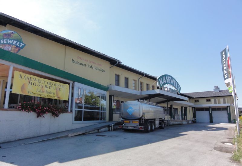 Datei:Käsewelt Schleedorf, Vorderansicht.jpg