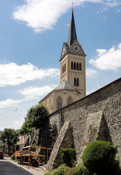Datei:Ostansicht Stadtpfarrkirche Radstadt.jpg