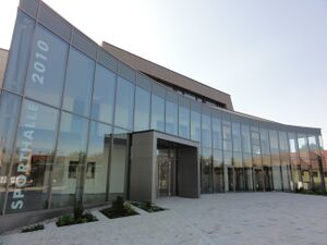 Sporthalle 2010 in der Ortmitte von Eugendorf.jpg