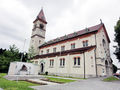 Stadtpfarrkirche Itzling mit Kriegerdenkmal.jpg