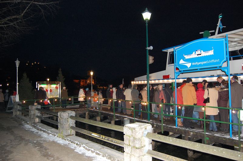 Datei:Wolfgangsee-Nachtschifffahrt im Advent.jpg