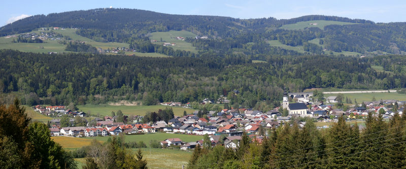 Datei:Thalgau mit Thalgauberg im Mai 2014.JPG