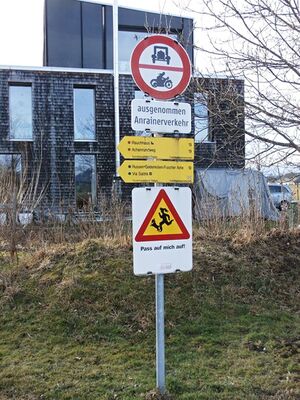 Beginn von Wanderwegen an der Sportplatzstraße.jpg