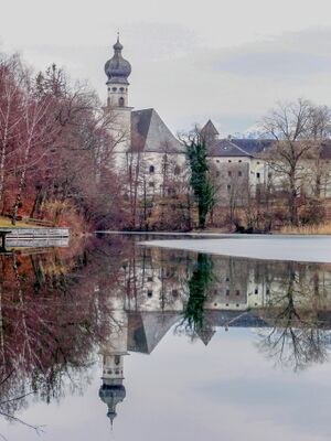 Höglwörth-Spiegelbild.jpg