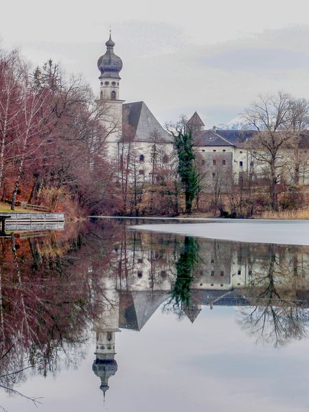 Datei:Höglwörth-Spiegelbild.jpg