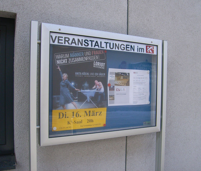 Datei:Schaukasten beim K3 Saal.jpg
