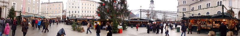 Datei:Christkindlmarkt 2011 am Residenzplatz, Panoramabild.JPG