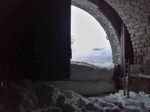 Großglockner Hochalpenstraße Schneeräumung 18 April 2016 02 Tunnelöffnung.jpg