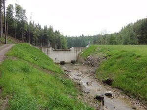 Plainfeldr Bach, Staumauer nahe der Nocksteinkehre des Salzburgringes.JPG