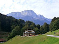 Brennerlehen in Maria Gern, dahinter der Untesberg.jpg