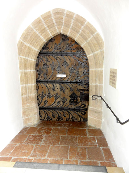 Datei:Kunstvolle Kirchentüre in Heiligkreuz.jpg