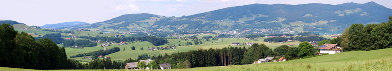 Datei:Mondseelandpanorama aus Schobernähe.jpg