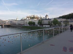 Viele Schlösser am Makartsteg.jpg