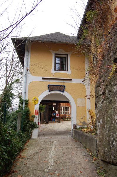 Datei:Zugang zum Gasthaus Schlössl.jpg