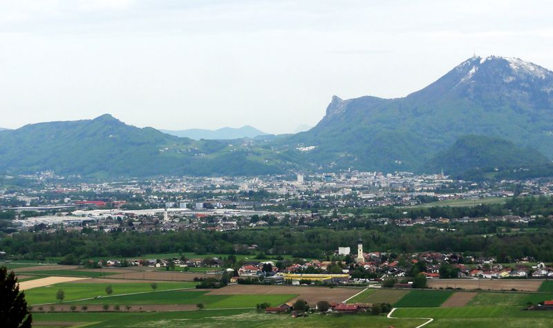 Datei:Feldkirchen, links dahinter Siezenheim.jpg
