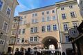 Ritzerbogenhaus mit Ritzerbogen Salzburg.jpg