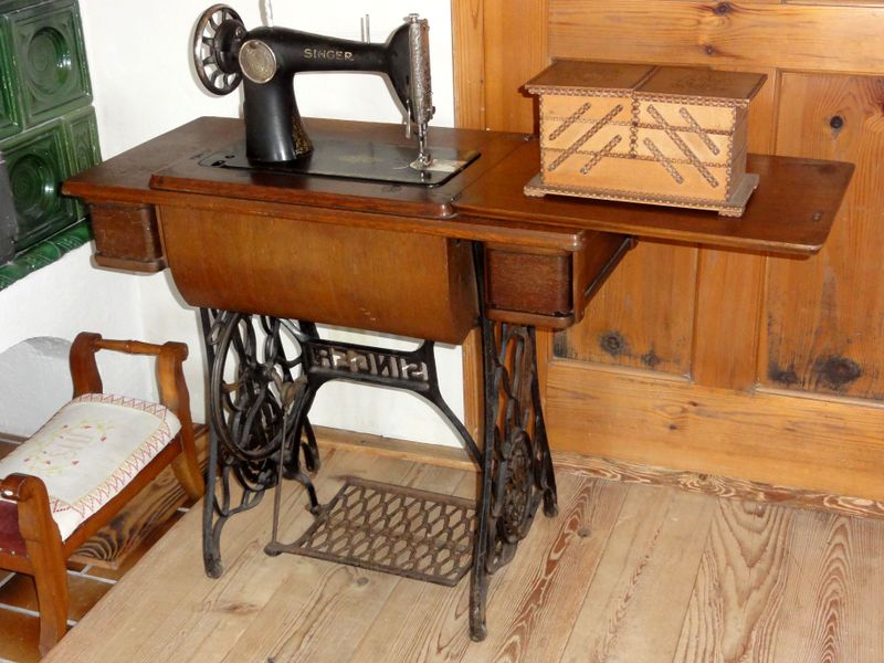 Datei:Alte Singer-Nähmaschine in der Bachschmiedstube.JPG