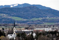 Maxglaner Kirche, dahinter die Kirche von Feldkirchen (Ainring), rechts halbhoch ist die Ortschaft Ulrichshögl zu sehen.jpg